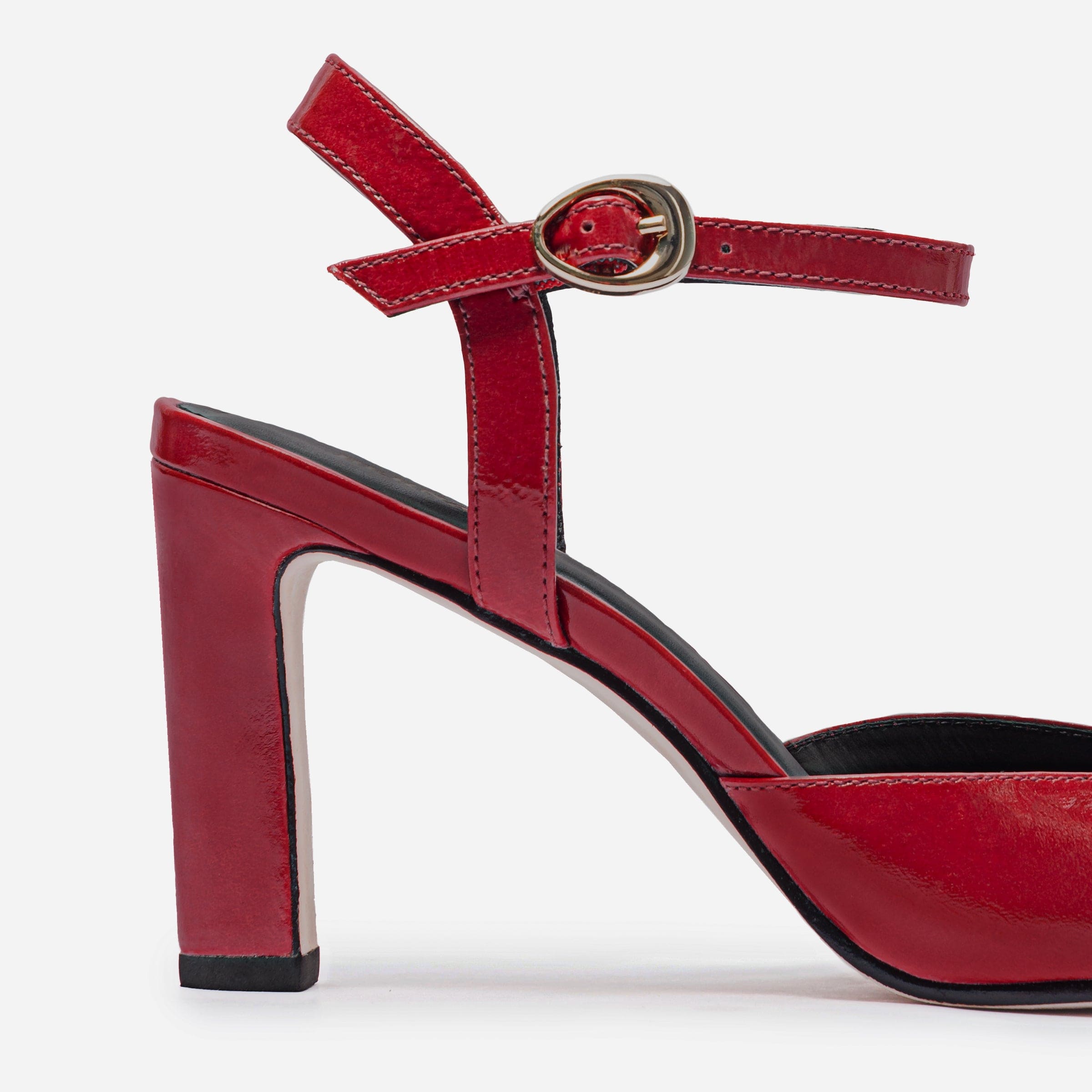 はまこ　レッドＭ Gama Mary Jane Pump in Red Crinkle Gloss Leather – Bernardo 1946